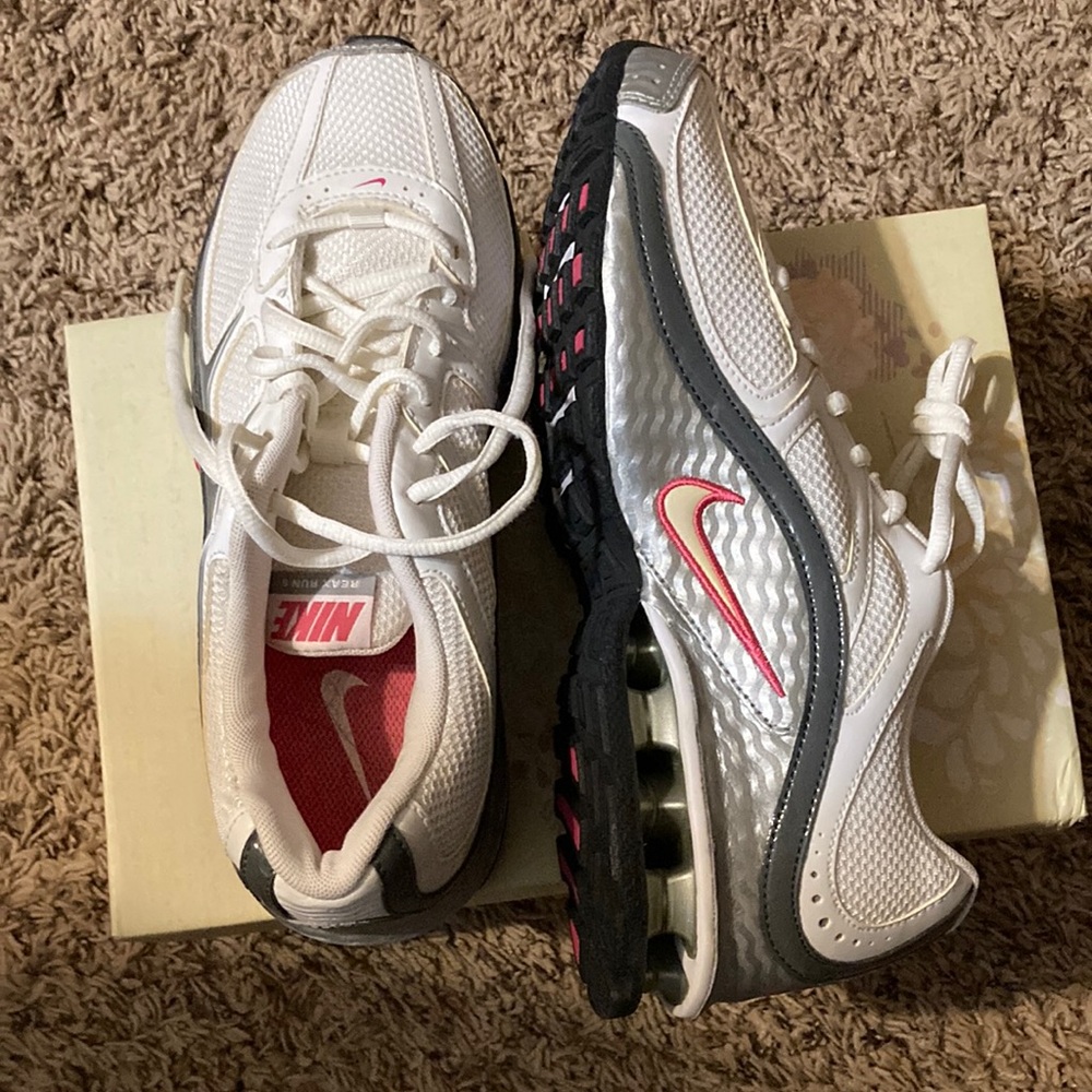 Woman’s Nike reax run 5